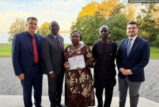 Rhoda Jatau, au centre — une mère chrétienne nigériane acquittée en 2024 d’accusations liées au blasphème après avoir passé 19 mois en prison — tient le prix « Shahbaz Bhatti Freedom Award » 2026 à Genève, en Suisse. C’est Marc Jost, tout à gauche — direc