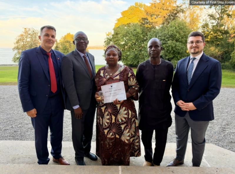Rhoda Jatau, au centre — une mère chrétienne nigériane acquittée en 2024 d’accusations liées au blasphème après avoir passé 19 mois en prison — tient le prix « Shahbaz Bhatti Freedom Award » 2026 à Genève, en Suisse. C’est Marc Jost, tout à gauche — direc
