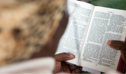 Dieu fait converger les chemins et unit l’Église mondiale pour la traduction de la Bible