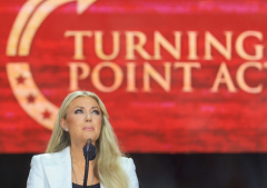 « Je lui pardonne parce que c’est ce que Christ a fait, et c’est ce que Charlie aurait fait » : Erika Kirk pardonne au meurtrier de son mari et promet de poursuivre sa mission
