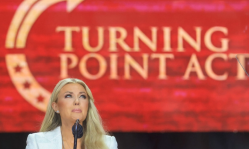 « Je lui pardonne parce que c’est ce que Christ a fait, et c’est ce que Charlie aurait fait » : Erika Kirk pardonne au meurtrier de son mari et promet de poursuivre sa mission