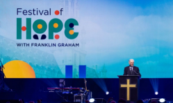 Des milliers de personnes participent à un événement d’évangélisation à Bruxelles avec Franklin Graham : « Un signe que Dieu est à l’œuvre »