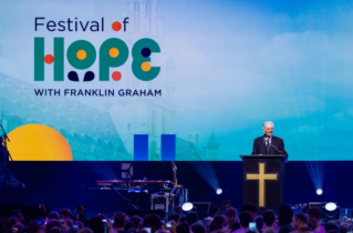 Des milliers de personnes participent à un événement d’évangélisation à Bruxelles avec Franklin Graham : « Un signe que Dieu est à l’œuvre »