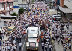 Foi, chants et bannières blanches : le Panama accueille la