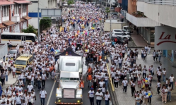 Foi, chants et bannières blanches : le Panama accueille la