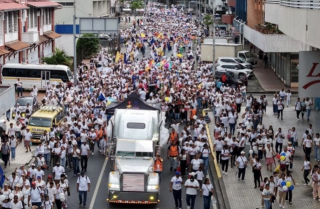 Foi, chants et bannières blanches : le Panama accueille la