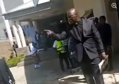 Des agents de sécurité nigérians empêchent des membres du clergé de diriger un service funèbre à Jos et arrêtent des journalistes chrétiennes couvrant l’altercation
