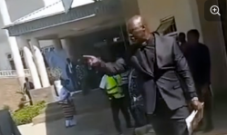 Des agents de sécurité nigérians empêchent des membres du clergé de diriger un service funèbre à Jos et arrêtent des journalistes chrétiennes couvrant l’altercation