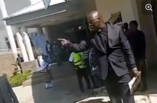 Des agents de sécurité nigérians empêchent des membres du clergé de diriger un service funèbre à Jos et arrêtent des journalistes chrétiennes couvrant l’altercation