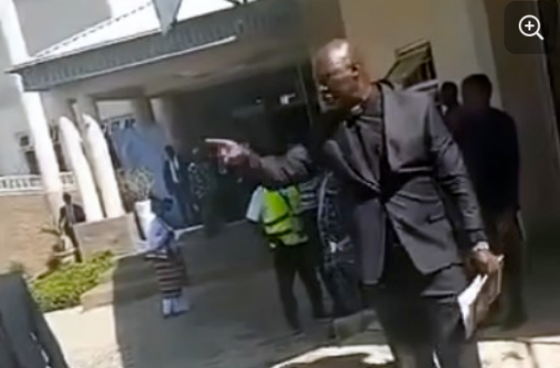 Des agents de sécurité nigérians empêchent des membres du clergé de diriger un service funèbre à Jos et arrêtent des journalistes chrétiennes couvrant l’altercation