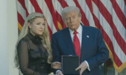 Trump décerne à titre posthume la Médaille présidentielle de la liberté à Charlie Kirk : “Un martyr pour la vérité et la liberté”