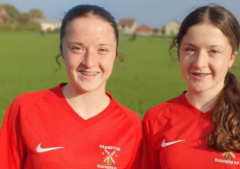 Des jumelles footballeuses britanniques marquent des buts pour Tearfund