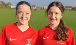 Des jumelles footballeuses britanniques marquent des buts pour Tearfund