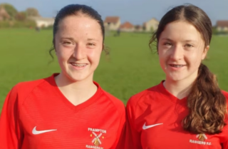 Des jumelles footballeuses britanniques marquent des buts pour Tearfund