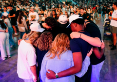 Des milliers d’étudiants répondent à l’Évangile lors de l’événement évangélique UniteUs à Cincinnati