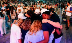 Des milliers d’étudiants répondent à l’Évangile lors de l’événement évangélique UniteUs à Cincinnati