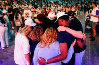 Des milliers d’étudiants répondent à l’Évangile lors de l’événement évangélique UniteUs à Cincinnati