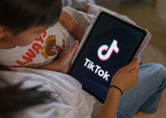 L’Australie devient le premier pays à interdire l’accès aux réseaux sociaux aux enfants de moins de 16 ans