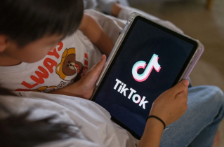 L’Australie devient le premier pays à interdire l’accès aux réseaux sociaux aux enfants de moins de 16 ans