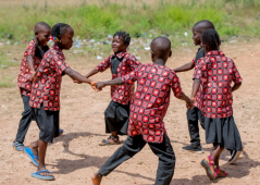 Alors que des organisations chrétiennes réévaluent le modèle et l’impact du parrainage d’enfants, bénéficiaires et recherches soulignent les progrès réalisés