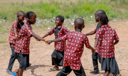 Alors que des organisations chrétiennes réévaluent le modèle et l’impact du parrainage d’enfants, bénéficiaires et recherches soulignent les progrès réalisés