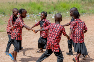 Alors que des organisations chrétiennes réévaluent le modèle et l’impact du parrainage d’enfants, bénéficiaires et recherches soulignent les progrès réalisés